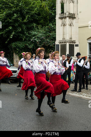 Rivington Morris Dancers an der Warwick Folk Festival, Church Street, Warwick, Großbritannien Stockfoto