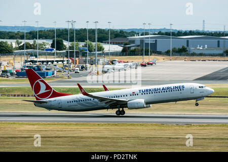 Turkish Airlines Boeing 737-900R nehmen Sie am Flughafen Birmingham, UK (TC-JYF) Stockfoto