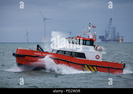 Die Crew transfer Schiff-, Njord Petrel arbeiten an der Erweiterung des Offshore-windparks Walney Stockfoto