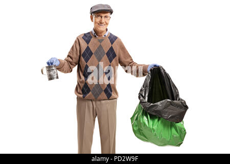 Senior Holding eine Blechdose und einen Müllsack auf weißem Hintergrund Stockfoto