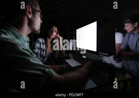 Business Team mit Computer für die Analyse der Daten Stockfoto