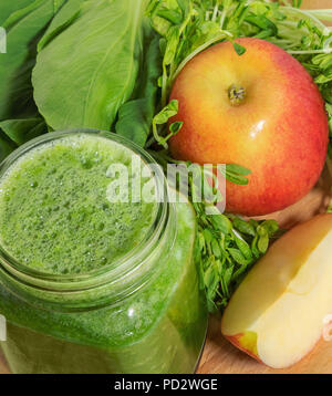 Smoothie zum Gewichtsverlust in ein Marmeladenglas mit ingridientes auf einem w Stockfoto