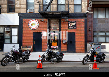 [Historisches Schaufenster] Hell's Angels New York City, 77 E 3. St, New York, NY. Außenfassade eines Outlaw-Motorradclubs im East Village Stockfoto