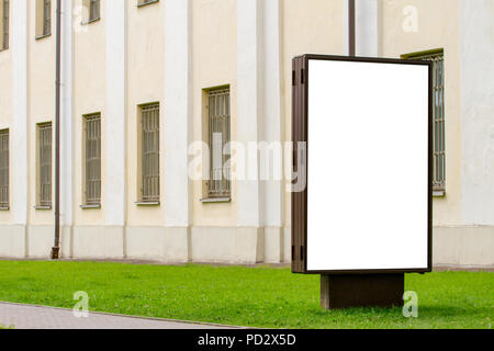 Mock-up. Leeren Plakatwand im Freien, Außenwerbung, öffentlichen Infotafel in der Stadt. Stockfoto