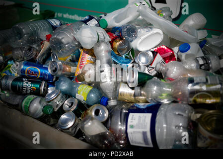 Plastikflaschen und Dosen an das Recycling Center, Saffron Walden, Essex England UK. August 2018 Stockfoto