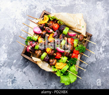 Mit gegrilltem Gemüse Kebab am Spieß mit Tomaten, Paprika, Champignons, Zucchini und Zwiebeln. Diät Grill. Vegan Spieße Stockfoto