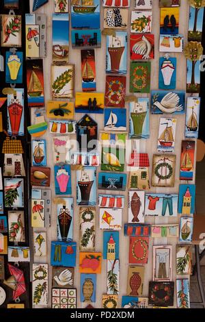 Nahaufnahme von der bunten Magnete mit lokalen Szenen und Symbole im Souvenirshop, Insel Korfu, Griechenland Stockfoto