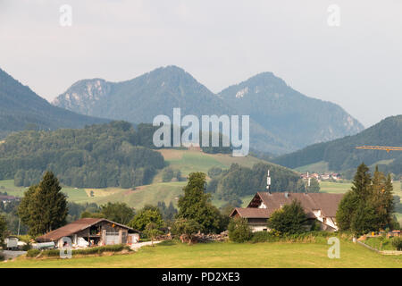 Inzell, Deutschland - August 5, 2018: Blick auf die Gemeinde Inzell in Bayern mit den Alpen im Hintergrund. Stockfoto