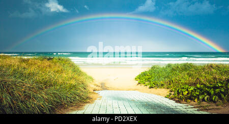 Regenbogen über Strand in Lennox Head, Australien Stockfoto