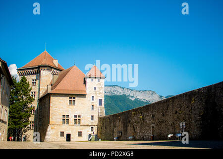 Mittelalterliche Burg Chateau d'Annecy mit Bergen im Hintergrund Stockfoto