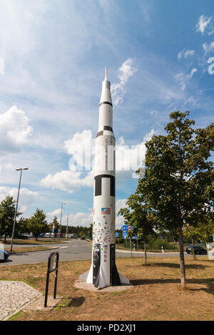 Feucht, Deutschland - 5. August 2018: Nachbildung einer Saturn V Rakete auf einem Parkplatz in der Nähe von Feucht, Deutschland. Stockfoto