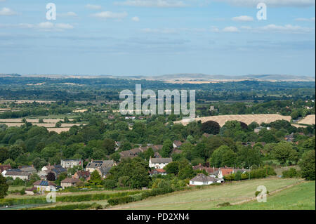 Blick von Bratton Camp, einem Hügel Fort, über die Dächer von Bratton, Wiltshire, UK nach Norden in Richtung Osten Devizes. Stockfoto