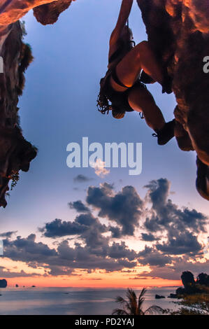 Klettern auf Kalkfelsen bei Sonnenuntergang, Tonsai, Krabi, Thailand Stockfoto