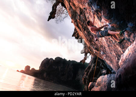 Klettern auf Kalkfelsen bei Sonnenuntergang, Tonsai, Krabi, Thailand Stockfoto