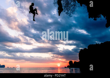 Kletterer über Meer bei Sonnenuntergang, Tonsai, Krabi, Thailand Stockfoto