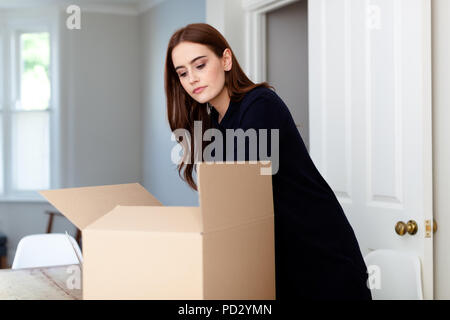 Frau mit Kartons Verpackungen Stockfoto
