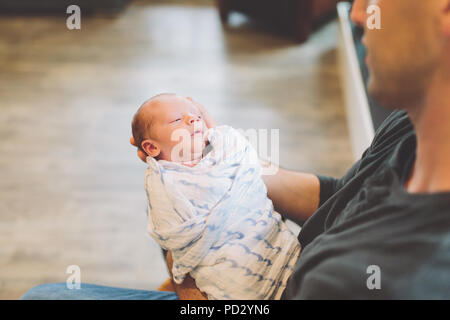 Vater Holding neugeborenes Baby boy Stockfoto