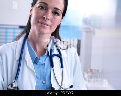 Porträt der Arzt mit Stethoskop, Blick in die Kamera Stockfoto