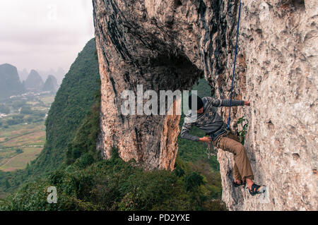 Sport Klettern auf Kalkstein auf Moon Hill, Guilin, Guangxi, China Stockfoto
