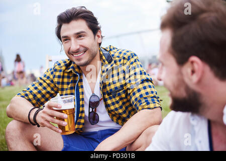 Freunde sitzen und genießen Musik Festival Stockfoto