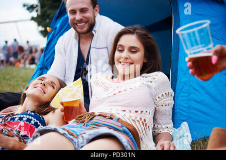 Freunde sitzen und genießen Musik Festival Stockfoto