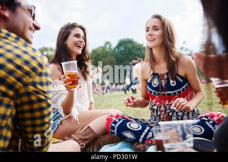 Freunde sitzen und genießen Musik Festival Stockfoto