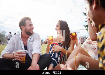 Freunde sitzen und genießen Musik Festival Stockfoto