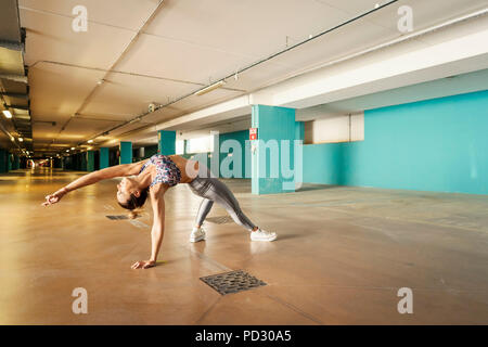 Frau Yoga in Parkplatz Stockfoto