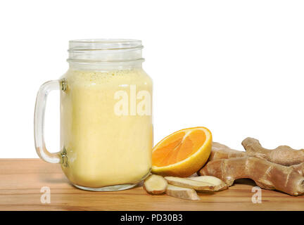 Tonifiyng Smoothie in einem Marmeladenglas mit ingridientes auf einer hölzernen Schneidebrett. Stockfoto