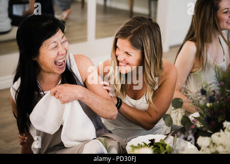 Frauen genießen, Freundschaft und Mahlzeit in Yoga Retreat Stockfoto