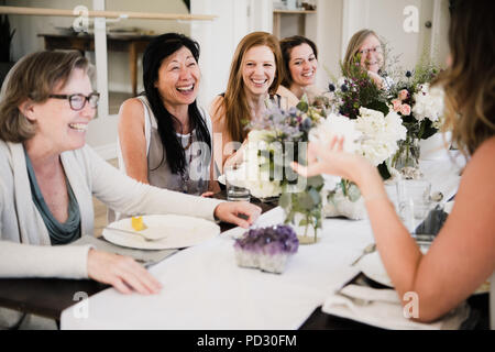 Frauen genießen, Freundschaft und Mahlzeit in Yoga Retreat Stockfoto