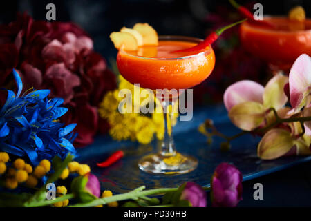 Cocktails gewürzt mit roter Chili und Ingwer in Scheiben Stockfoto