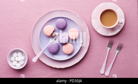 Macaron, Würfelzucker und Kaffee Stockfoto