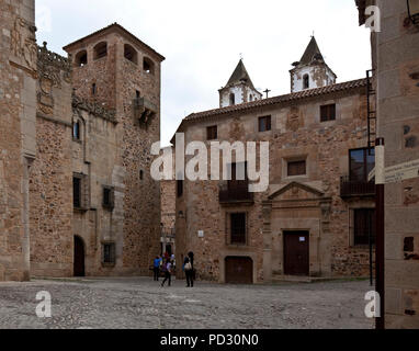 Palacio de los Golfines links und Turmspitzen von San Francisco Javier Stockfoto