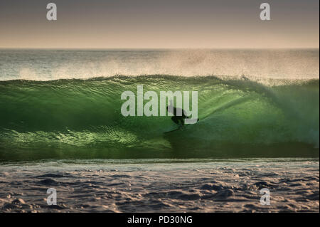 Surfer Surfen auf fässerfüllen Wave, Crab Island, Doolin, Clare, Irland Stockfoto