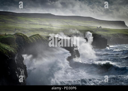 Wellen gegen die Klippen von Moher, Doolin, Clare, Irland Stockfoto