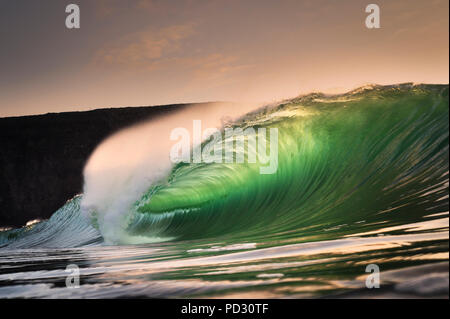 Riley's Wave, eine riesige Fässerfüllen wave, Kilkee, Clare, Irland Stockfoto