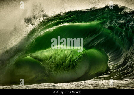 Riley's Wave, eine riesige Fässerfüllen wave, Kilkee, Clare, Irland Stockfoto