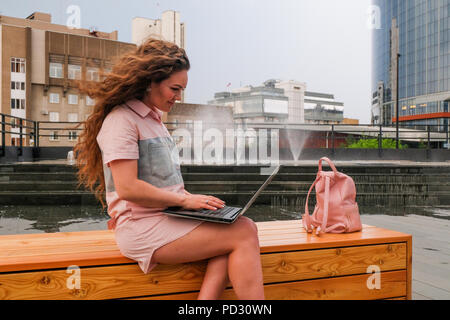 Frau mit Laptop von Stadt Docks Stockfoto