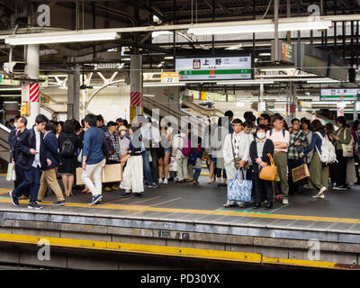 Menschenmassen in der Warteschlange für den Zug in Ueno Station, Tokyo, Japan Stockfoto