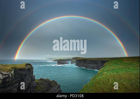 Regenbogen über Klippen, Kilkee Kilkee, Clare, Irland Stockfoto