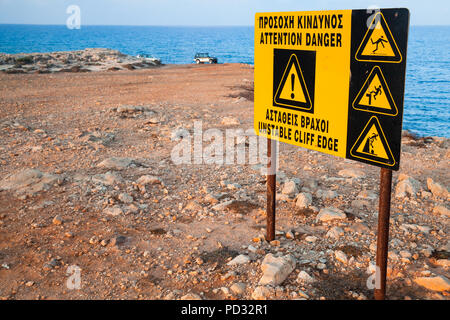 Achtung, Gefahr, instabile Klippe. Warnschild an der Küste von Zypern Insel Stockfoto