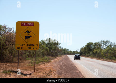 Ein Tier Straße Achtung Schild auf der Broome Highway, der einzige Weg in andere Städte aufgetaucht von Broome, ein Küsten-, perlentauchen und touristische Stadt in der Kim Stockfoto