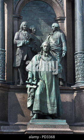 Maria Theresien Platz mit einer Statue von Maria Theresia, Wien, Österreich. (Maria Theresia Denkmal. Das imposanteste Werk der modernen bildenden Kunst in Wien war in 13 Jahren angelegt (Modell 1874, Fertigstellung 1887) von Caspar von Zumbusch (Skulpturen) und Carl von Hasenauer (Gebäude) und stellte am 13. Mai 1888, dem Geburtstag des Herrschers. ) - (Heiligen Römischen Kaiserin deutsche Königin 1745 - 1765 Erzherzogin von Österreich, Königin von Ungarn und Kroatien) Stockfoto