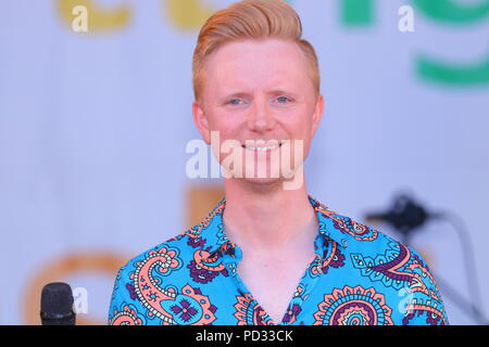 BBc weatherman Owain Wyn Evans Hosting der Leeds LGBT Pride Event im Millennium Square im Zentrum der Stadt. Stockfoto