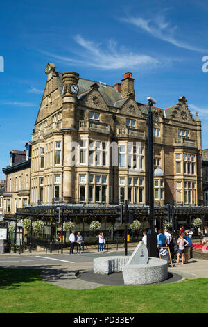 Bettys Tea Rooms an einem sonnigen Sommertag in Harrogate, North Yorkshire, England, Großbritannien. Stockfoto