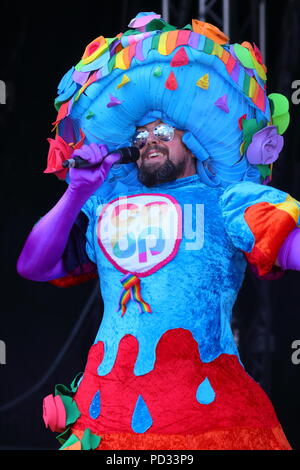 Ein Fund Raiser als der grosse rosa Kleid bekannt führt auf der Bühne im Millennium Square, Leeds während der Leeds LGBT Pride 2018 Stockfoto