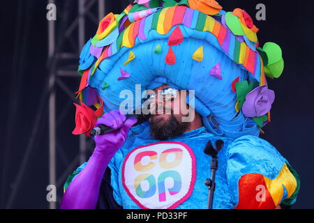 Ein Fund Raiser als der grosse rosa Kleid bekannt führt auf der Bühne im Millennium Square, Leeds während der Leeds LGBT Pride 2018 Stockfoto