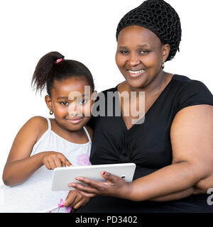 Nahaufnahme, Porträt eines kleinen afrikanischen Mädchens und Mutter Holding digital Tablet auf weißem Hintergrund. Mutter und Tochter, die an der Kamera schaut. Stockfoto