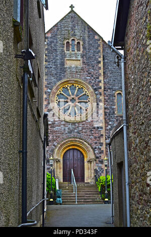 Bethesda Baptist Church ist hinter dem Hauptgebäude mit Blick auf die High Street, Narberth, Pembrokeshire Wales versteckt. Stockfoto